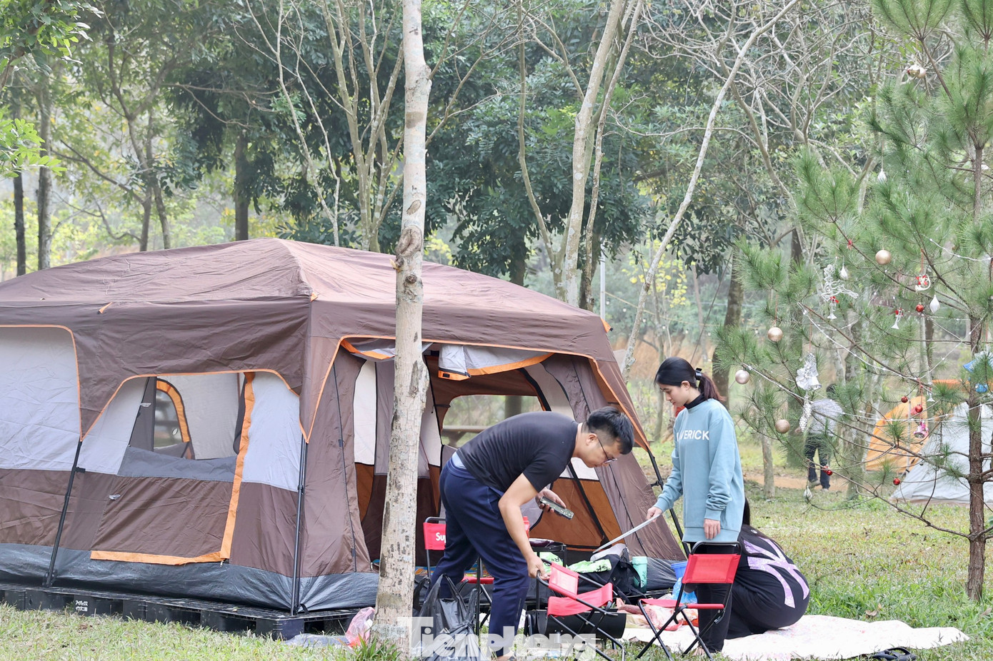 Hầu hết các gia đình đều trang bị đủ các dụng cụ cắm trại chuyên dụng như lều, bạt trải, bàn ghế xếp... đảm bảo cho 2-3 ngày ở trong rừng.