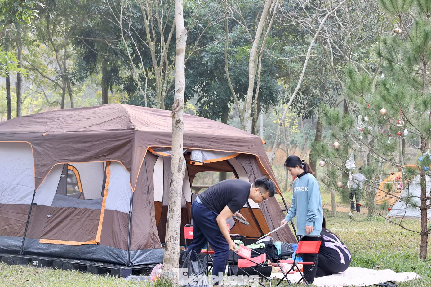 Hầu hết các gia đình đều trang bị đủ các dụng cụ cắm trại chuyên dụng như lều, bạt trải, bàn ghế xếp... đảm bảo cho 2-3 ngày ở trong rừng.