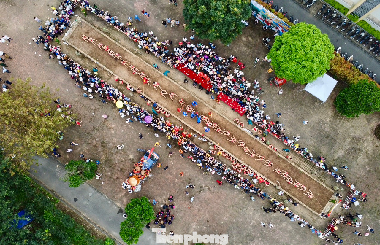 Điểm độc đáo của nghi thức này là các đội tham gia ngồi trên nền đất để kéo, người kéo co ngồi chân co chân duỗi và ngồi xen kẽ, người quay mặt bên này, người bên kia của dây.