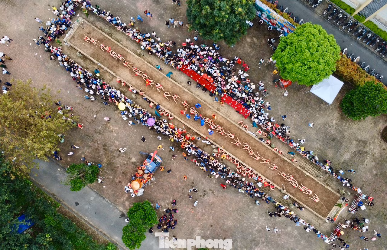 Điểm độc đáo của nghi thức này là các đội tham gia ngồi trên nền đất để kéo, người kéo co ngồi chân co chân duỗi và ngồi xen kẽ, người quay mặt bên này, người bên kia của dây.