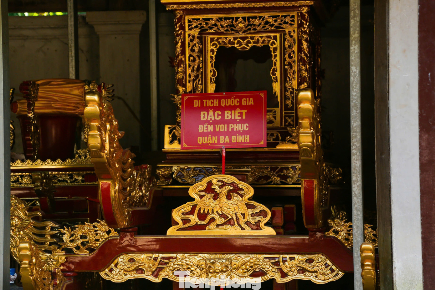 Được xây dựng năm 1065 trên một khu gò đất cao thuộc vùng đất của trại Thủ Lệ, là nơi thờ Hoàng tử Linh Lang con vua Lý Thái Tông và bà phi thứ chín Dương Thị Quang. Hoàng tử Linh Lang là người có công trong cuộc kháng chiến chống quân Tống xâm lược và đã hy sinh trên phòng tuyến sông Cầu năm 1076, sau khi mất được người dân Thủ Lệ lập đền thờ và được nhà vua sắc phong là Linh Lang đại vương thượng đẳng phúc.