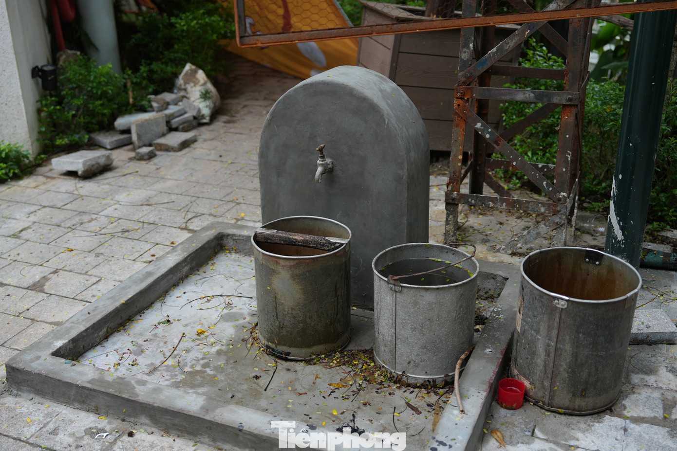 Dự án "Tuyến tàu điện số 6" được đặt tên dựa trên ý tưởng về một tuyến tàu điện tiếp nối sứ mệnh của hệ thống 5 tuyến tàu điện mặt đất của Hà Nội xưa, đã ngừng hoạt động từ năm 1991. Đây là một phần ký ức không thể quên của người dân Thủ đô sống ở thế kỷ trước. Một góc rất Hà Nội xưa với hình ảnh bảng tin, những chiếc xe đạp Phượng Hoàng 2 gióng, cây cột điện sắt nguyên bản...