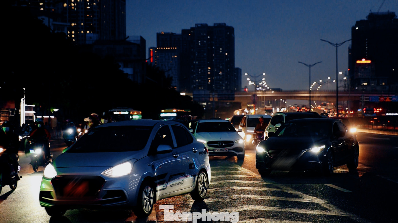 Những ngày đầu thông xe, nhiều tài xế không nắm rõ thông tin đã vi phạm các lỗi đè vạch xương cá, chuyển làn không đúng vạch kẻ, không tuân thủ biển báo mới.