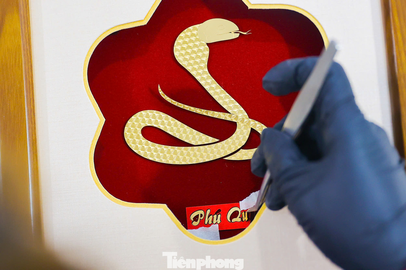 Năm nay, các sản phẩm tranh rắn được khách hàng đặt mua nhiều hơn do có giá hợp lý, mỗi bức tranh rắn dát vàng có giá từ vài triệu đồng đến vài chục triệu đồng, tùy theo kích thước và yêu cầu của khách.