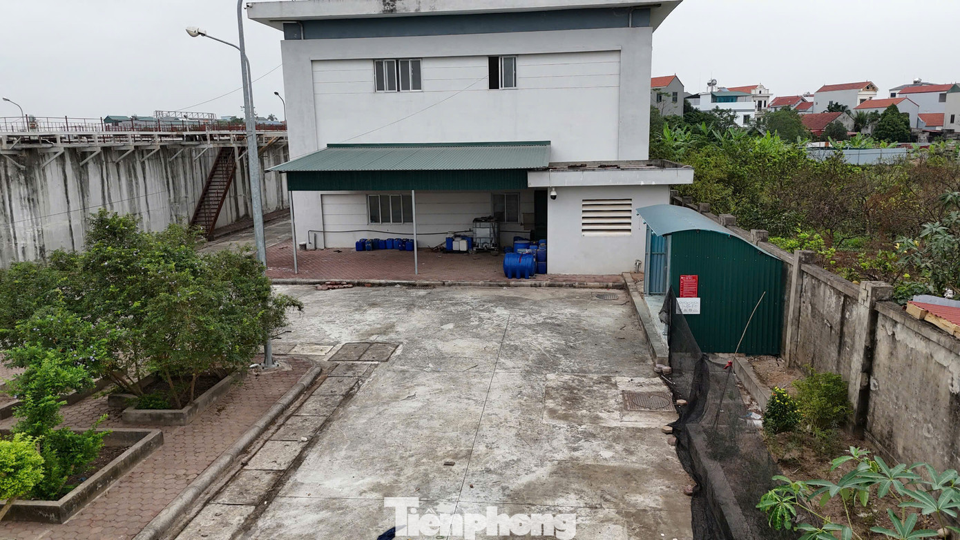 Theo quan sát của PV Tiền Phong, nhiều hạng mục của nhà máy vẫn chưa hoàn thiện, một số thiết bị đã có dấu hiệu rỉ sét, xuống cấp, có nguy cơ ảnh hưởng tới chất lượng công trình.