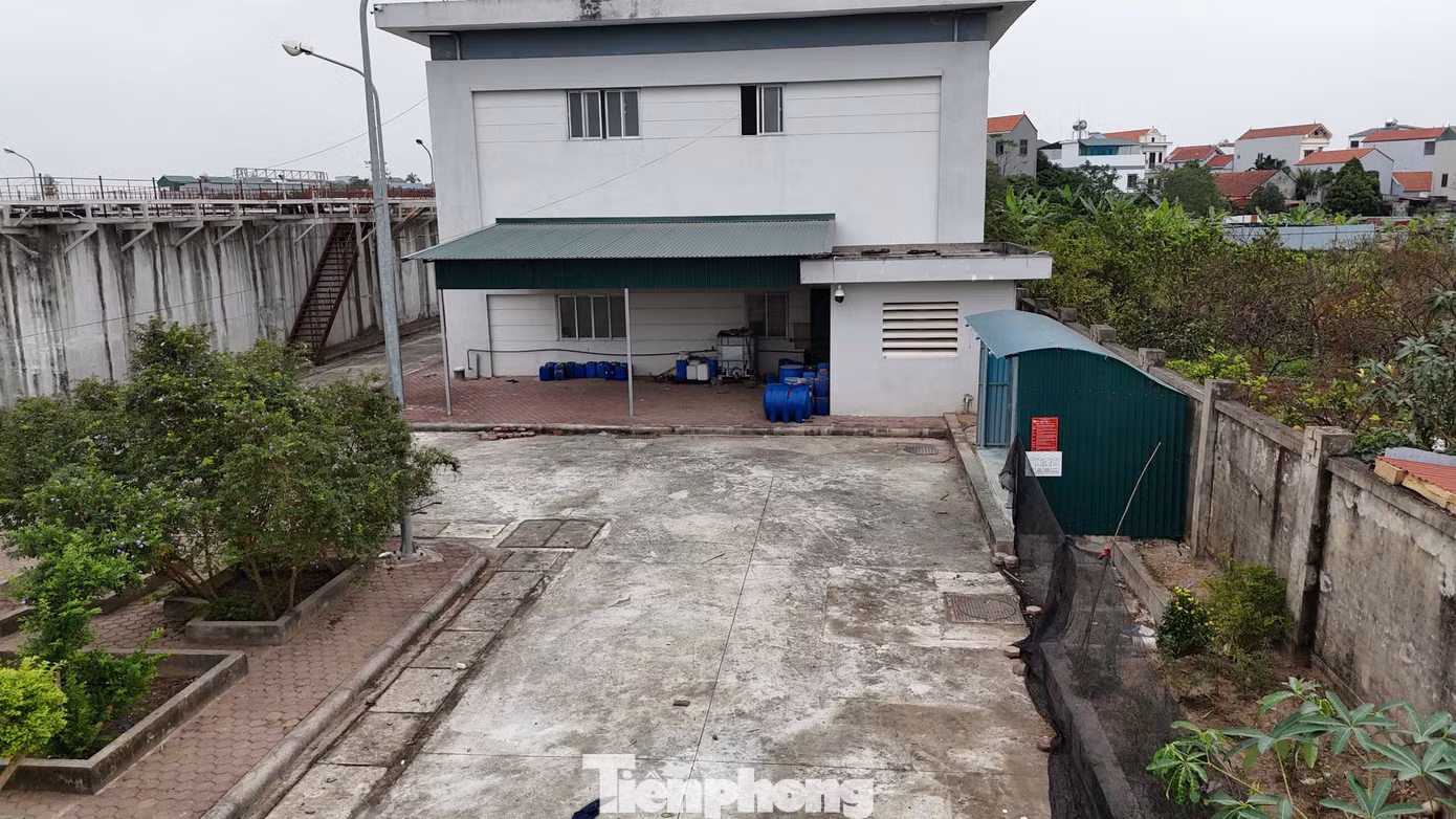Theo quan sát của PV Tiền Phong, nhiều hạng mục của nhà máy vẫn chưa hoàn thiện, một số thiết bị đã có dấu hiệu rỉ sét, xuống cấp, có nguy cơ ảnh hưởng tới chất lượng công trình. Theo quan sát của PV Tiền Phong, nhiều hạng mục của nhà máy vẫn chưa hoàn thiện, một số thiết bị đã có dấu hiệu rỉ sét, xuống cấp, có nguy cơ ảnh hưởng tới chất lượng công trình.