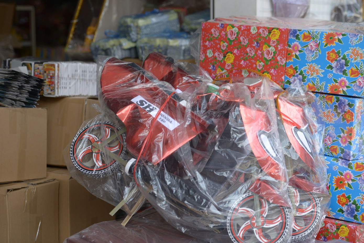 Những mẫu xe máy đời mới được sản xuất tinh xảo từng chi tiết và có kích thước bằng với xe thật. Những mẫu xe máy đời mới được sản xuất tinh xảo từng chi tiết và có kích thước bằng với xe thật.