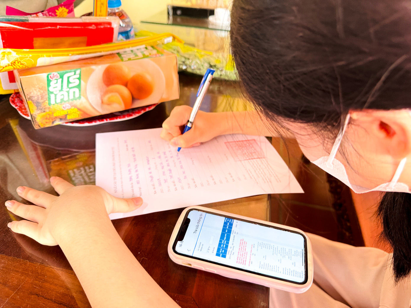 Các thông tin về thí sinh như số báo danh, phòng thi...sẽ được viết sớ và dâng lên Thượng điện Tam Bảo để làm lễ. Các thông tin về thí sinh như số báo danh, phòng thi...sẽ được viết sớ và dâng lên Thượng điện Tam Bảo để làm lễ.