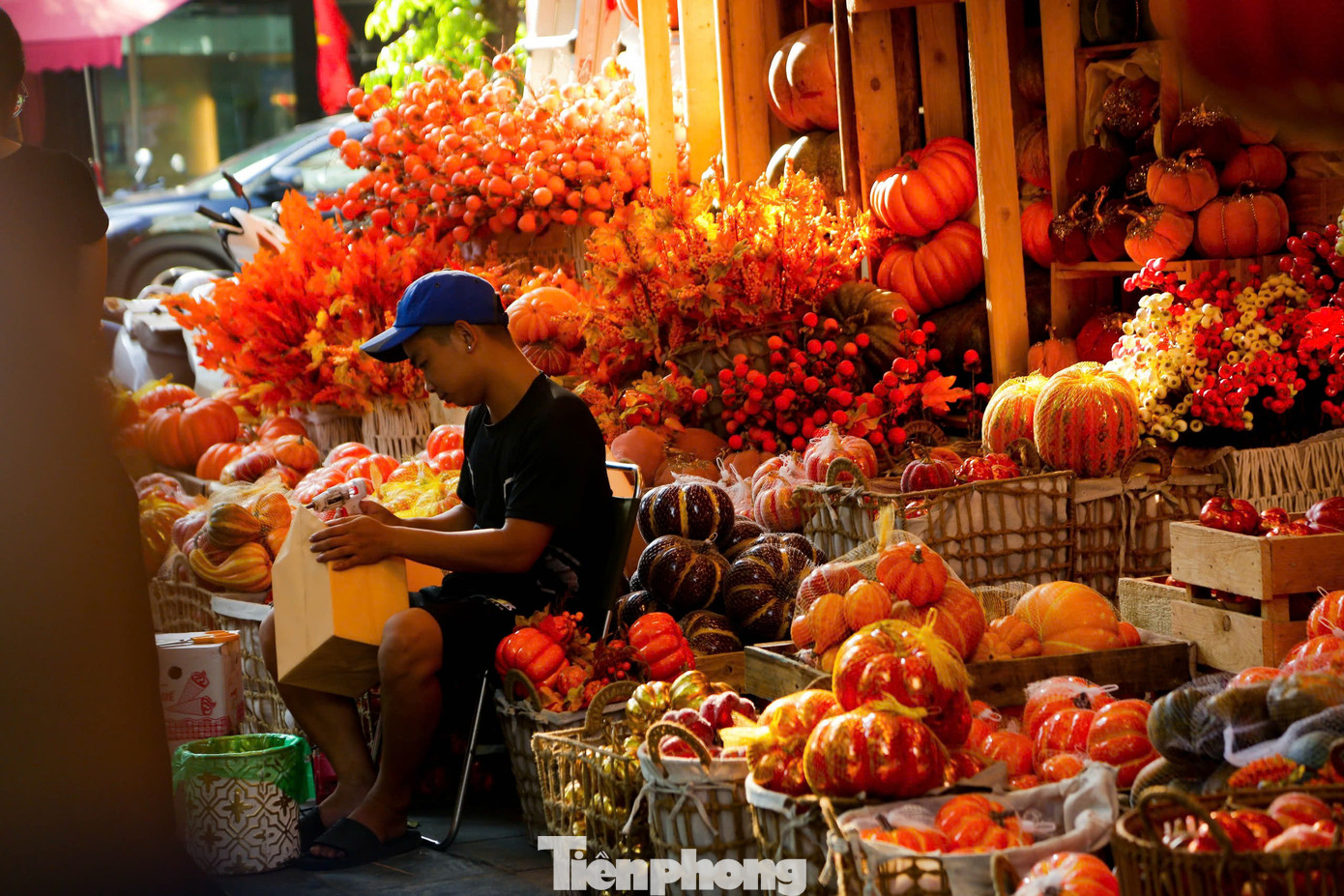 Những ngày đầu tháng 10, các cửa hàng trên phố Hàng Mã (Hoàn Kiếm, Hà Nội) đã thay áo mới, bày bán đồ chơi, trang phục lễ hội hóa trang Halloween (ngày 31/10) Những ngày đầu tháng 10, các cửa hàng trên phố Hàng Mã (Hoàn Kiếm, Hà Nội) đã thay áo mới, bày bán đồ chơi, trang phục lễ hội hóa trang Halloween (ngày 31/10)