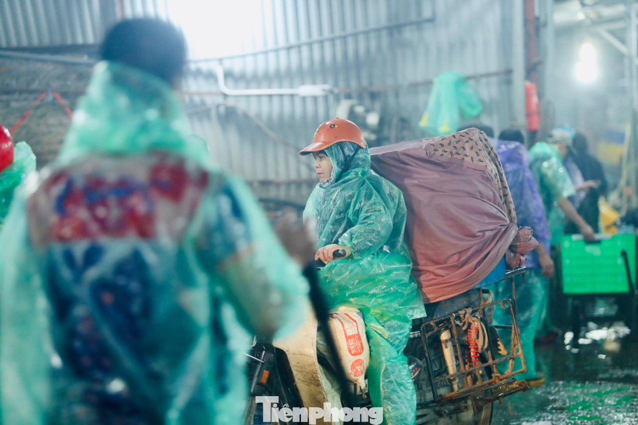 Sau khi mua được lượng cá tại chợ Yên Sở (Hà Nội), các tiểu thương nhỏ hối hả đem về bán tại các chợ dân sinh khu vực nội thành. Sau khi mua được lượng cá tại chợ Yên Sở (Hà Nội), các tiểu thương nhỏ hối hả đem về bán tại các chợ dân sinh khu vực nội thành.