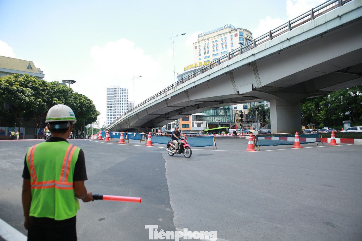 Dưới gầm cầu vượt Nguyễn Chí Thanh sẽ được rào chắn cố định bằng tôn cao 1,8 m. Tại những vị trí hạn chế tầm nhìn, hàng rào tôn sẽ được bố trí hệ thống lưới B40 để tránh xung đột giao thông và đảm bảo an toàn cho các phương tiện lưu thông. Vị trí rào chắn được lắp dựng tạo thành đảo giao thông với chiều dài 50 m, chiều rộng 50 m. Đảo giao thông đảm bảo bề rộng mặt đường người dân di chuyển tối thiểu 10,5 m và trên cầu tạm 2 tối thiểu 11,25 m.