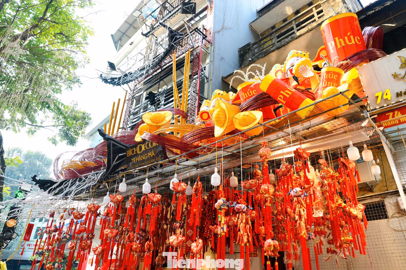 Các cửa hàng bày bán đa dạng đồ trang trí Tết như cành đào, pháo dây, bao lì xì, đèn lồng, câu đối...
