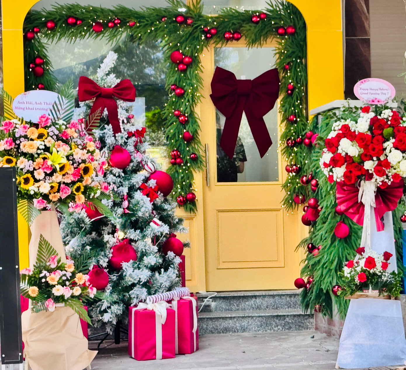 Không chỉ các trung tâm thương mại, nhiều hàng quán ăn uống cafe cũng đã trang trí bắt mắt ngập sắc mầu đón Noel.