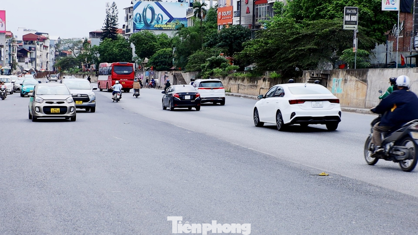 Hiện tại, toàn bộ hàng rào và máy móc thi công trên đường Âu Cơ đoạn Yên Phụ - đến nút giao Xuân Diệu đã được dỡ bỏ, lòng đường từ 2 làn xe cơ giới trước đây nay đã được mở rộng từ 16,5 đến 21 mét - tương đương 4 làn xe cơ giới.