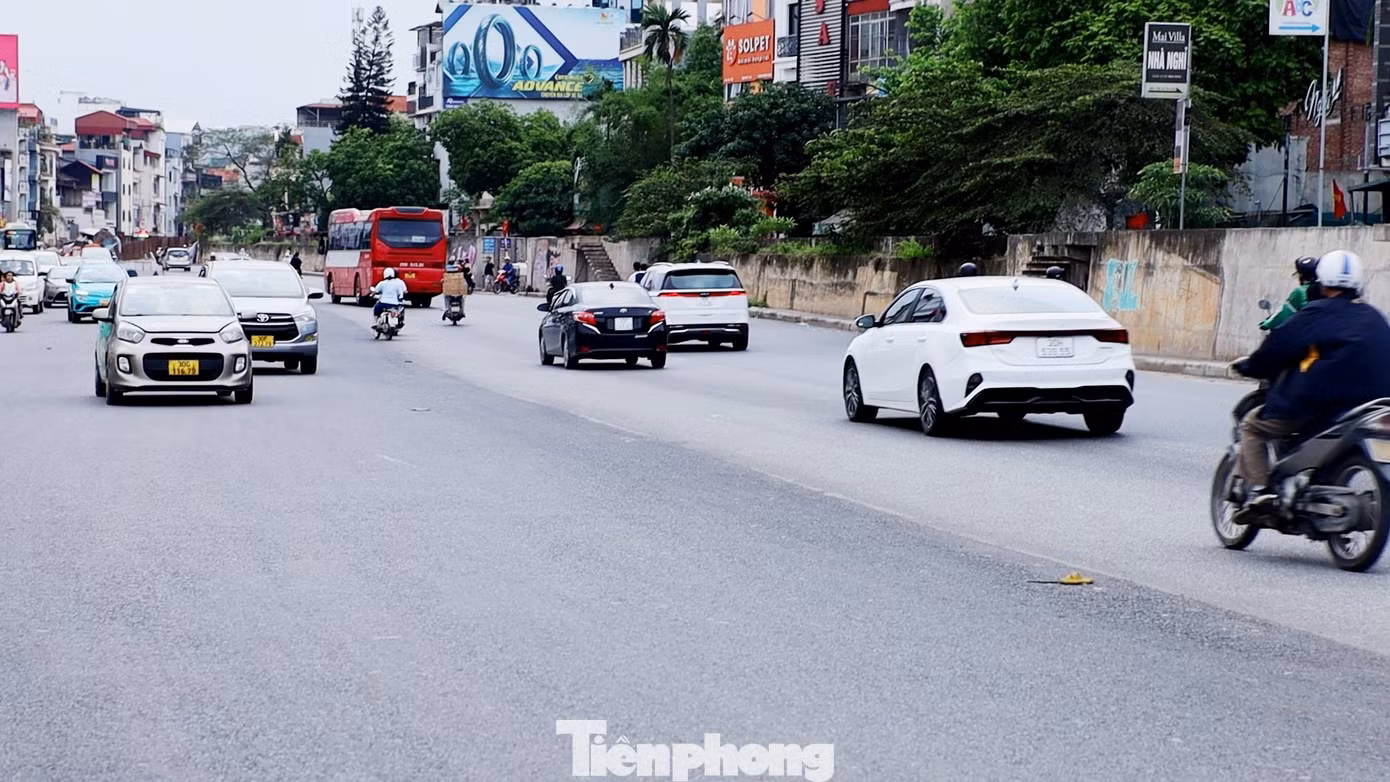 Hiện tại, toàn bộ hàng rào và máy móc thi công trên đường Âu Cơ đoạn Yên Phụ - đến nút giao Xuân Diệu đã được dỡ bỏ, lòng đường từ 2 làn xe cơ giới trước đây nay đã được mở rộng từ 16,5 đến 21 mét - tương đương 4 làn xe cơ giới.