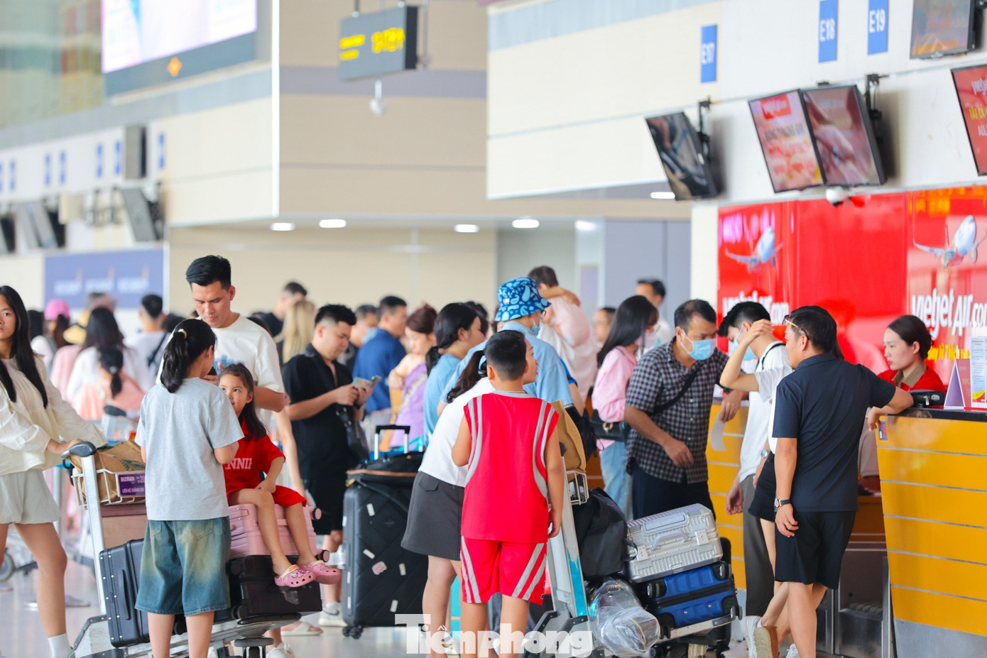 Từ sáng sớm, sảnh T1 đã đông hành khách đứng chờ làm thủ tục bay, nhưng không quá tải. Cảng HKQT Nội Bài chính thức áp dụng biện pháp tăng cường an ninh cấp độ 1 phục vụ cao điểm nghỉ lễ bắt đầu từ hôm nay đến hết ngày 1/5.