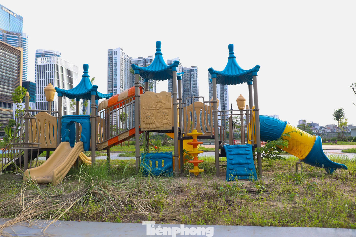 Khu vui chơi dành cho trẻ em đã có một số thiết bị cơ bản.