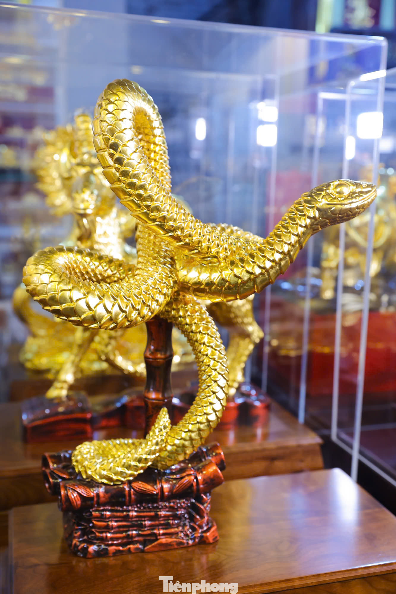 Phục vụ nhu cầu khách hàng dịp Tết Nguyên đán Ất Tỵ, nhiều cơ sở sản xuất đã nhanh chóng chế tác các sản phẩm quà tặng cao cấp như tranh chữ 3D, tượng linh vật rắn dát vàng 24K...