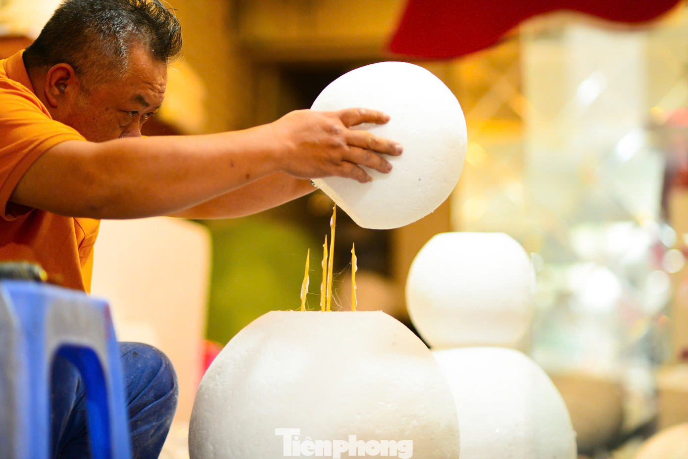 Để có được 1 sản phẩm đẹp mắt, hoàn hảo nhất, người làm phải thật sự khéo léo, tỉ mẩn. Dao dùng để cắt xốp phải thật sắc bén, khi cắt cũng phải đều tay và dứt khoát. Để có được 1 sản phẩm đẹp mắt, hoàn hảo nhất, người làm phải thật sự khéo léo, tỉ mẩn. Dao dùng để cắt xốp phải thật sắc bén, khi cắt cũng phải đều tay và dứt khoát.