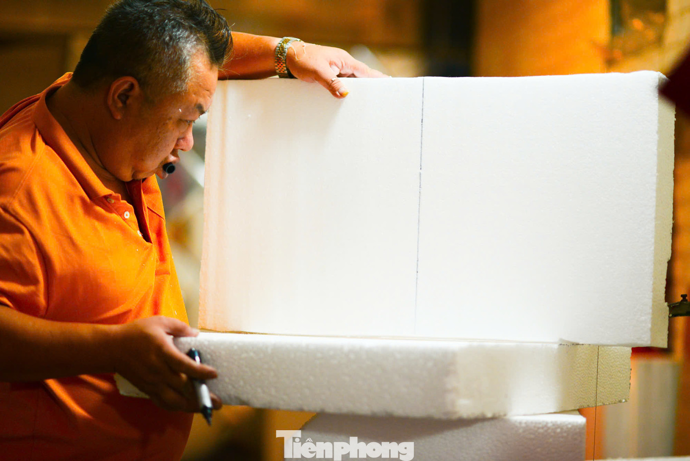 Để có được 1 sản phẩm đẹp mắt, hoàn hảo nhất, người làm phải thật sự khéo léo, tỉ mẩn. Dao dùng để cắt xốp phải thật sắc bén, khi cắt cũng phải đều tay và dứt khoát. Để có được 1 sản phẩm đẹp mắt, hoàn hảo nhất, người làm phải thật sự khéo léo, tỉ mẩn. Dao dùng để cắt xốp phải thật sắc bén, khi cắt cũng phải đều tay và dứt khoát.