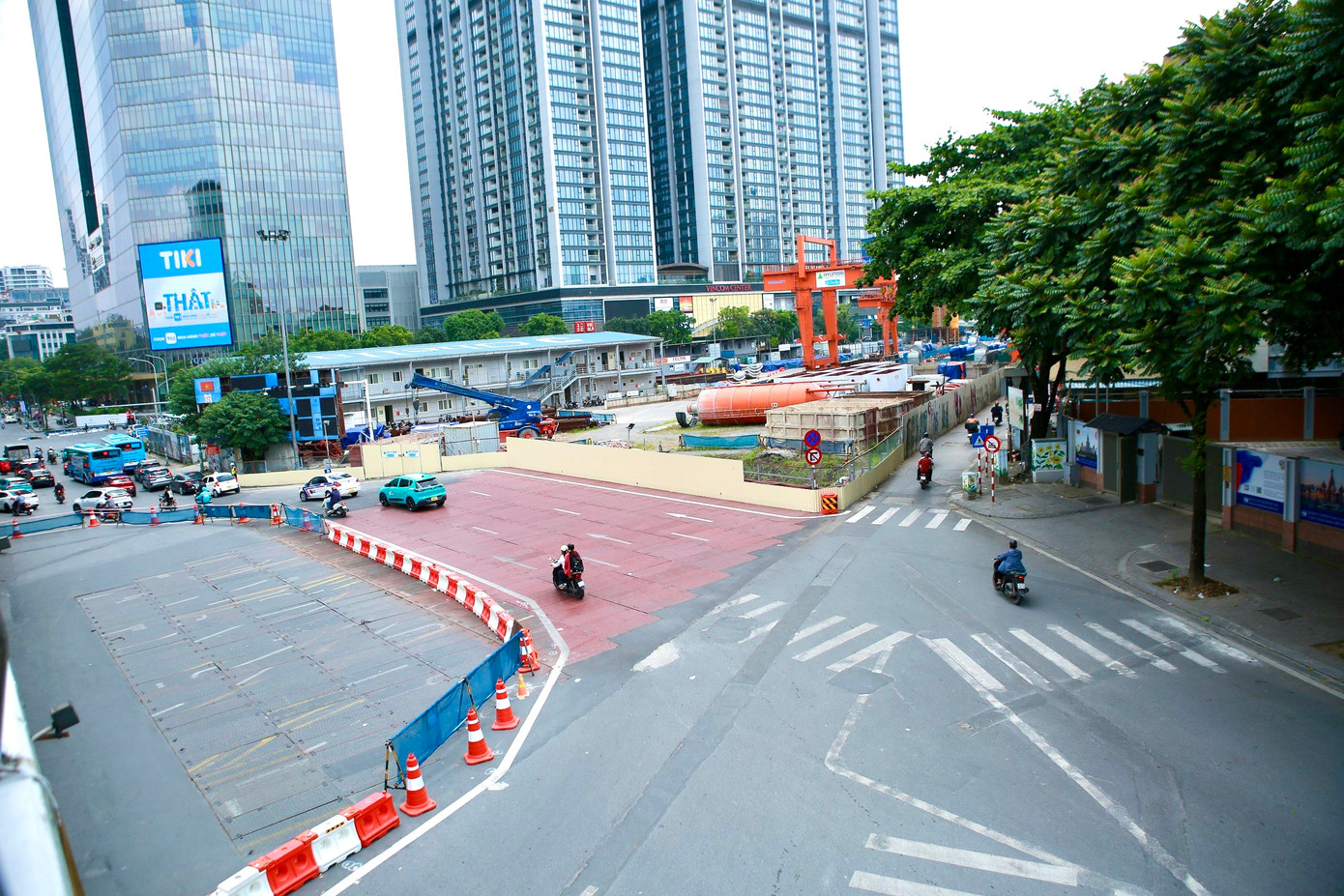 Ngày 6/7, nhà thầu bắt đầu rào chắn đoạn dưới gầm cầu vượt nút giao Nguyễn Chí Thanh - Kim Mã phục vụ thi công dốc hạ ngầm. Máy đào hầm TBM dự kiến vận hành trong vài ngày tới.