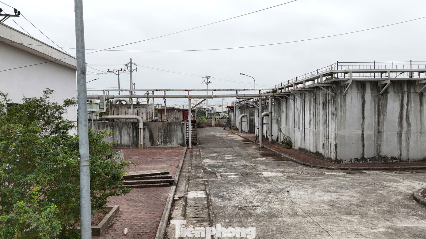 Theo quan sát của PV Tiền Phong, nhiều hạng mục của nhà máy vẫn chưa hoàn thiện, một số thiết bị đã có dấu hiệu rỉ sét, xuống cấp, có nguy cơ ảnh hưởng tới chất lượng công trình.