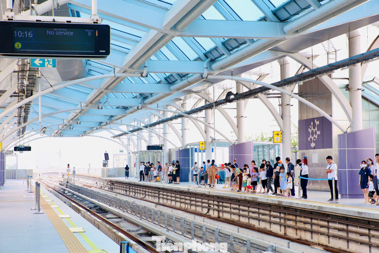 Theo ghi nhận của PV báo Tiền Phong, những toa tàu hầu như kín ghế giờ cao điểm buổi sáng.