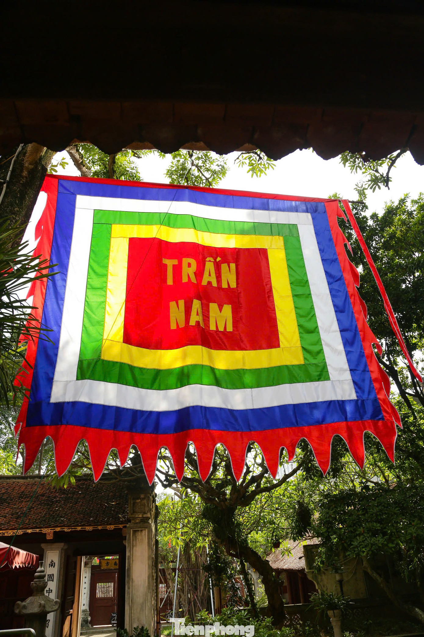 Ngôi đền được biết đến là ngôi đền thiêng trong hệ thống “Tứ trấn Thăng Long”, trấn giữ phía Nam kinh thành Thăng Long xưa. Đền thờ thần Cao Sơn đại vương - người đã có công giúp vua Lê Tương Dực dẹp loạn, khôi phục nhà Lê và được nhà vua lập đền thờ để tưởng nhớ.