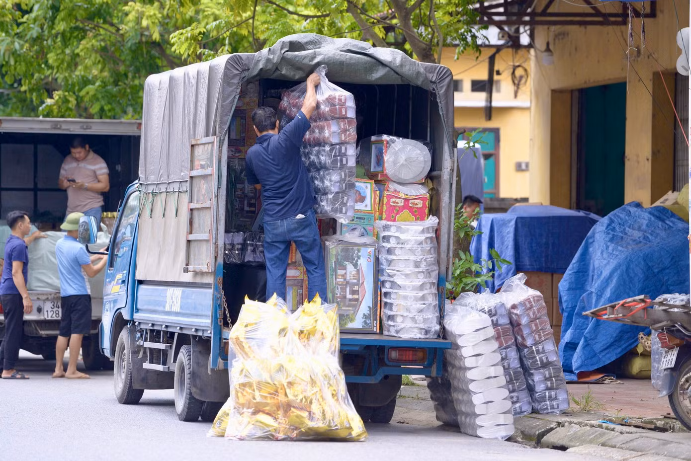 Từ đầu tháng 7 âm lịch, mỗi ngày có hàng trăm xe tải nối đuôi nhau vào làng Song Hồ (huyện Thuận Thành, Bắc Ninh) để nhập hàng vàng mã. Không chỉ nổi tiếng với tranh dân gian Đông Hồ, xã Song Hồ còn được biết tới là thủ phủ sản xuất vàng mã lớn nhất miền Bắc. Từ đầu tháng 7 âm lịch, mỗi ngày có hàng trăm xe tải nối đuôi nhau vào làng Song Hồ (huyện Thuận Thành, Bắc Ninh) để nhập hàng vàng mã. Không chỉ nổi tiếng với tranh dân gian Đông Hồ, xã Song Hồ còn được biết tới là thủ phủ sản xuất vàng mã lớn nhất miền Bắc.