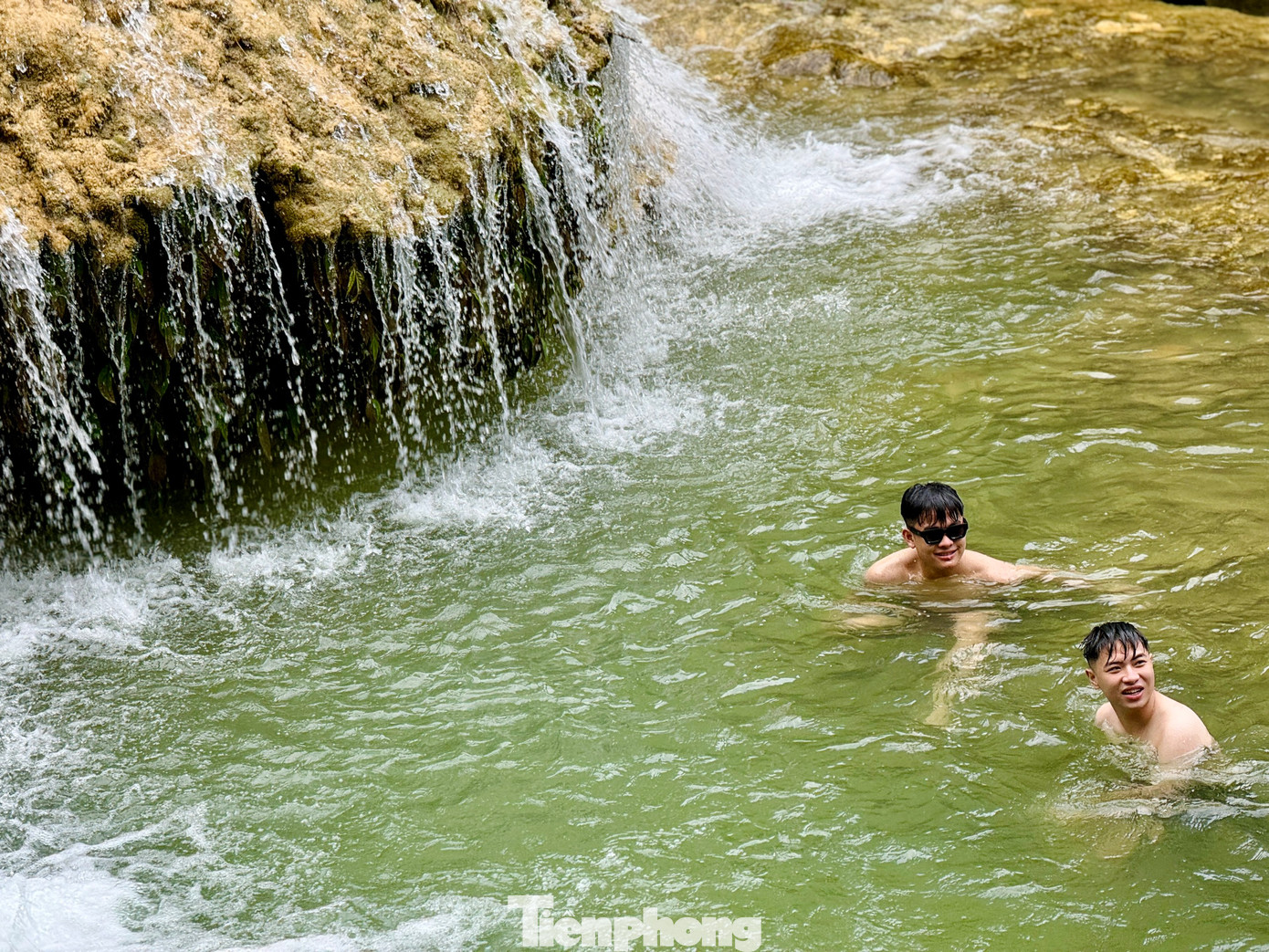 Gia đình bạn Quân Đỗ đến từ Hà Nội cho biết: "Chỉ với gần 3 giờ chạy xe, gia đình chúng tôi đã đến thác Mây, cảnh quan xanh mướt cùng các tầng thác nước tuyệt đẹp khiến tất cả thành viên đều ngỡ ngàng. Được vẫy vùng trong làn nước mát lạnh khiến bao mệt mỏi tan biến nhanh chóng".