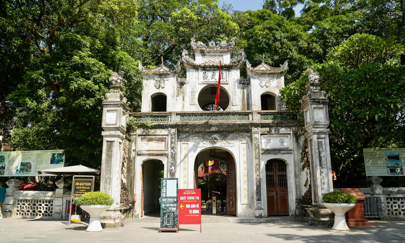 Đền Quán Thánh nổi tiếng linh thiêng trấn giữ phía Bắc kinh thành Thăng Long xưa, đền còn có tên chữ là Trấn Quán Vũ, thờ thần Huyền Thiên Trấn Vũ - Vị thần có công diệt trừ yêu quái.