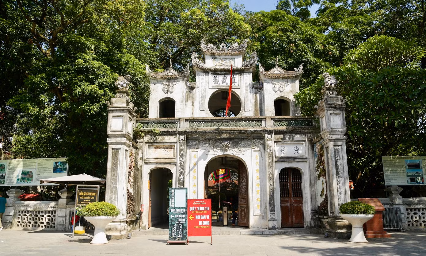 Đền Quán Thánh nổi tiếng linh thiêng trấn giữ phía Bắc kinh thành Thăng Long xưa, đền còn có tên chữ là Trấn Quán Vũ, thờ thần Huyền Thiên Trấn Vũ - Vị thần có công diệt trừ yêu quái.