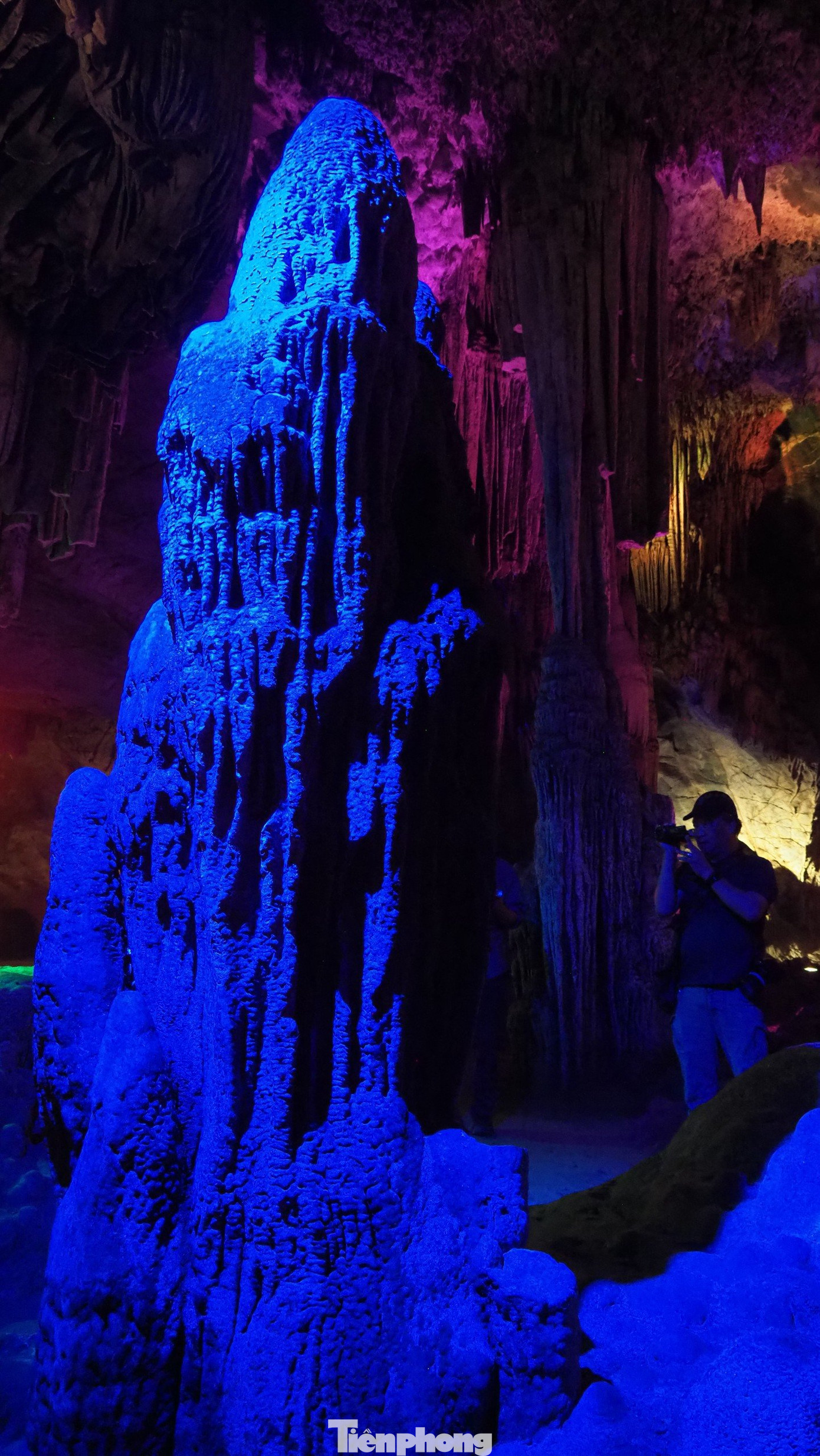 Nhiều nhũ đá lại tựa như những bông hoa mẫu đơn, bông hoa quỳnh. Đặc biệt hoa mẫu đơn thì nhiều hơn cả vì trong truyền thuyết đây cũng là loài hoa làm nên cơ duyên chàng Từ Thức gặp Tiên.