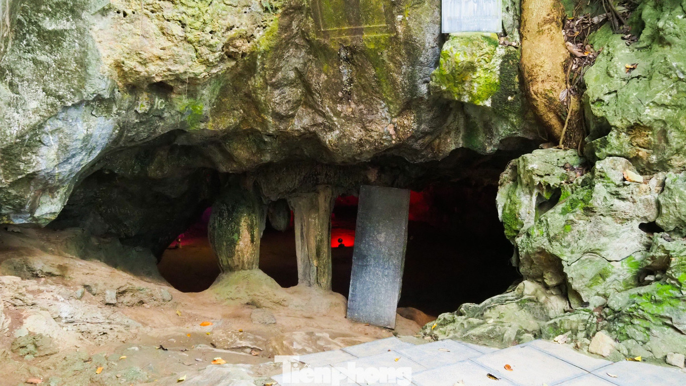 Động Từ Thức ẩn mình giữa những ngọn núi đá hùng vĩ, mang vẻ đẹp nguyên sơ, bao quanh là những thửa ruộng bát ngát. Động có chiều dài 200m, chiều rộng hàng nghìn m2, vòm cao nhất lên tới 40m.