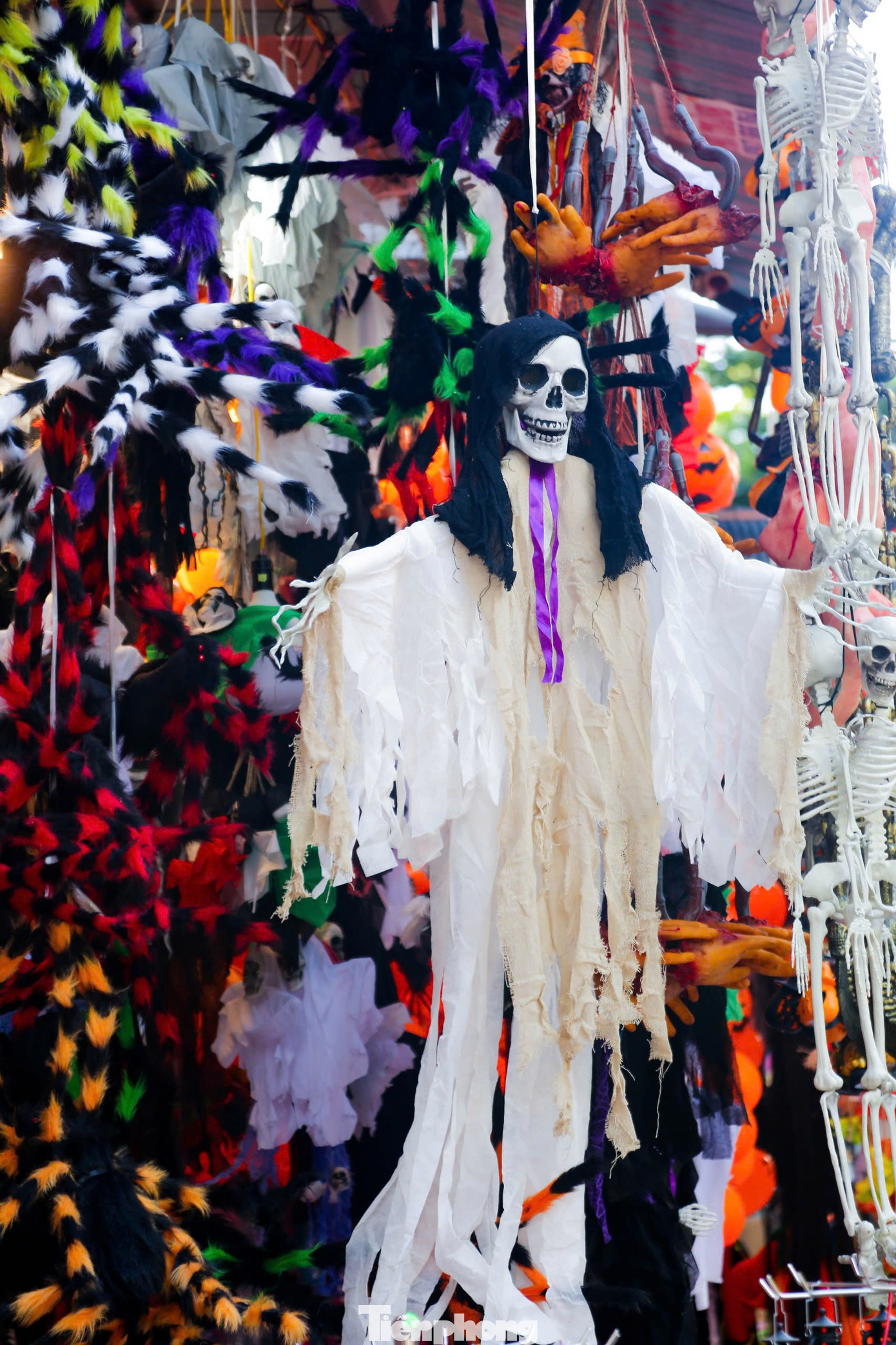 Những bộ trang phục đậm chất "ma quỷ'', đồ trang trí kinh dị treo lủng lẳng trên cành cây, tạo sự ghê rợn. Những bộ trang phục đậm chất "ma quỷ'', đồ trang trí kinh dị treo lủng lẳng trên cành cây, tạo sự ghê rợn.