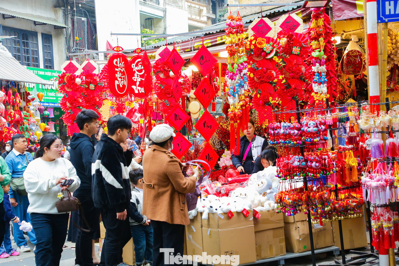 Lời chúc, câu đối đỏ, bánh chưng xanh là những món đồ trang trí không thể thiếu trong ngày Tết cũng được bày bán rất nhiều tại đây. Lời chúc, câu đối đỏ, bánh chưng xanh là những món đồ trang trí không thể thiếu trong ngày Tết cũng được bày bán rất nhiều tại đây.