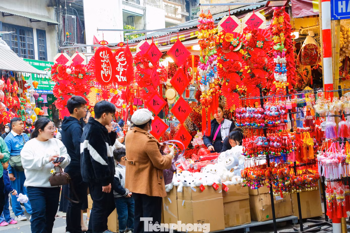 Lời chúc, câu đối đỏ, bánh chưng xanh là những món đồ trang trí không thể thiếu trong ngày Tết cũng được bày bán rất nhiều tại đây.