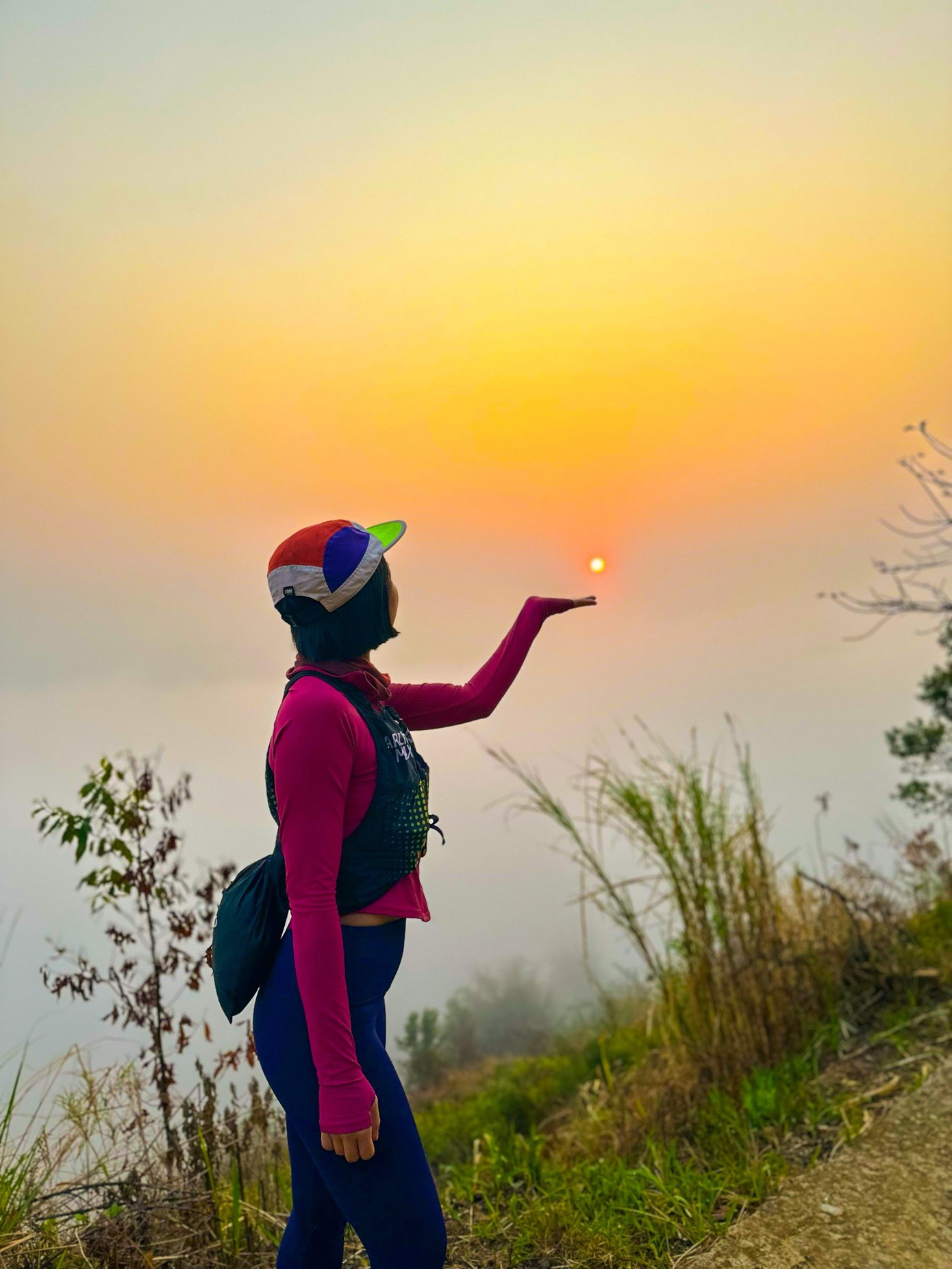 Tùy theo từng mùa, vẻ đẹp của cung trekking này cũng có sự biến đổi diệu kỳ. Nếu du khách đến Sa Mu – U Bò vào tháng ba, tháng tư sẽ may mắn được chiêm ngưỡng loài hoa đỗ quyên bung nở rực rỡ giữa sắc xanh núi rừng, cùng biển mây trắng bồng bềnh như lạc vào chốn thần tiên.