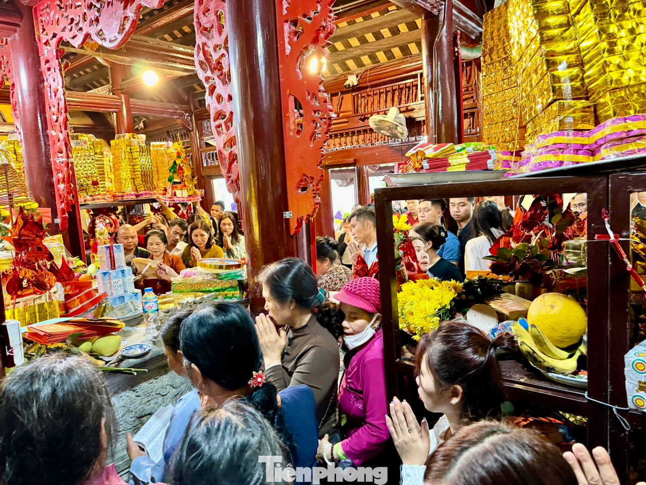 Bên trong chính điện chật kín từ sáng đến chiều tối, nhiều người không kịp lách vào bên trong phải vái vọng từ ngoài sân.