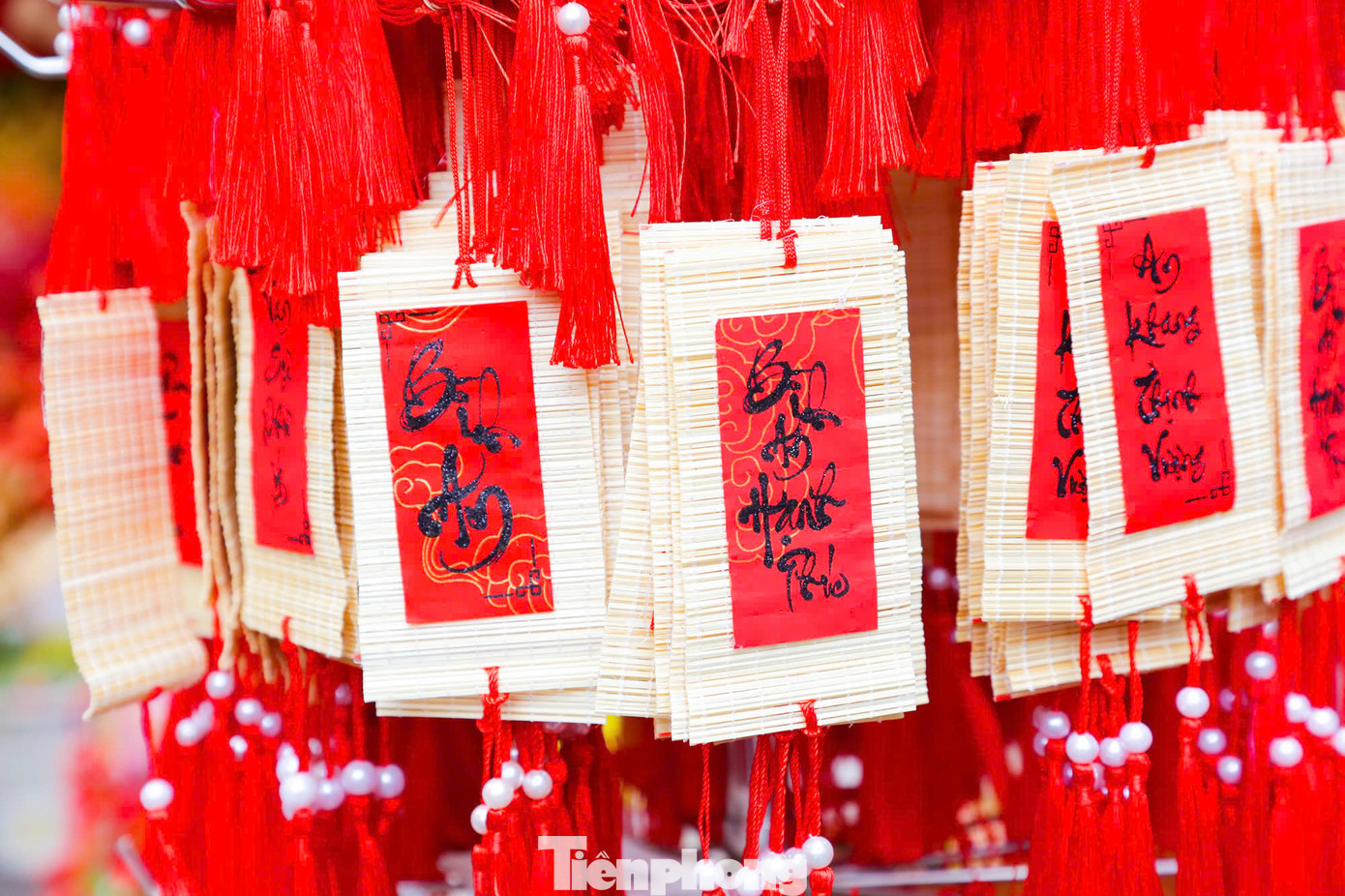 cho Pháo dây, hoa giấy, lục lạc vàng được làm cầu kỳ, bắt mắt. cho Pháo dây, hoa giấy, lục lạc vàng được làm cầu kỳ, bắt mắt.