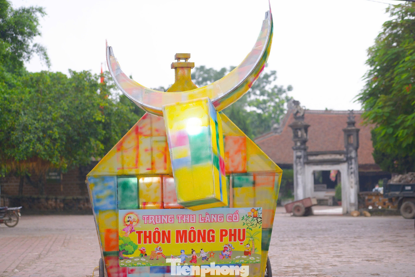 Chia sẻ với PV báo Tiền Phong, nghệ nhân Nguyễn Tấn Phát (thôn Mông Phụ, làng cổ Đường Lâm, Sơn Tây, Hà Nội) cho biết: “Con trâu được kết hợp với cổng làng quen thuộc là hình ảnh đặc trưng của làng cổ Đường Lâm. Trước đây, phần lớn người dân ở đây làm nông nghiệp vì thế hình ảnh con trâu đã khơi nguồn cảm hứng để làm ra sản phẩm ý nghĩa này. Sau 40 ngày miệt mài, tôi và người dân trong thôn Mông Phụ đã hoàn thiện mô hình trâu cổng làng ngũ sắc để tham gia dự thi trong dịp trung thu của làng cổ Đường Lâm". Chia sẻ với PV báo Tiền Phong, nghệ nhân Nguyễn Tấn Phát (thôn Mông Phụ, làng cổ Đường Lâm, Sơn Tây, Hà Nội) cho biết: “Con trâu được kết hợp với cổng làng quen thuộc là hình ảnh đặc trưng của làng cổ Đường Lâm. Trước đây, phần lớn người dân ở đây làm nông nghiệp vì thế hình ảnh con trâu đã khơi nguồn cảm hứng để làm ra sản phẩm ý nghĩa này. Sau 40 ngày miệt mài, tôi và người dân trong thôn Mông Phụ đã hoàn thiện mô hình trâu cổng làng ngũ sắc để tham gia dự thi trong dịp trung thu của làng cổ Đường Lâm".