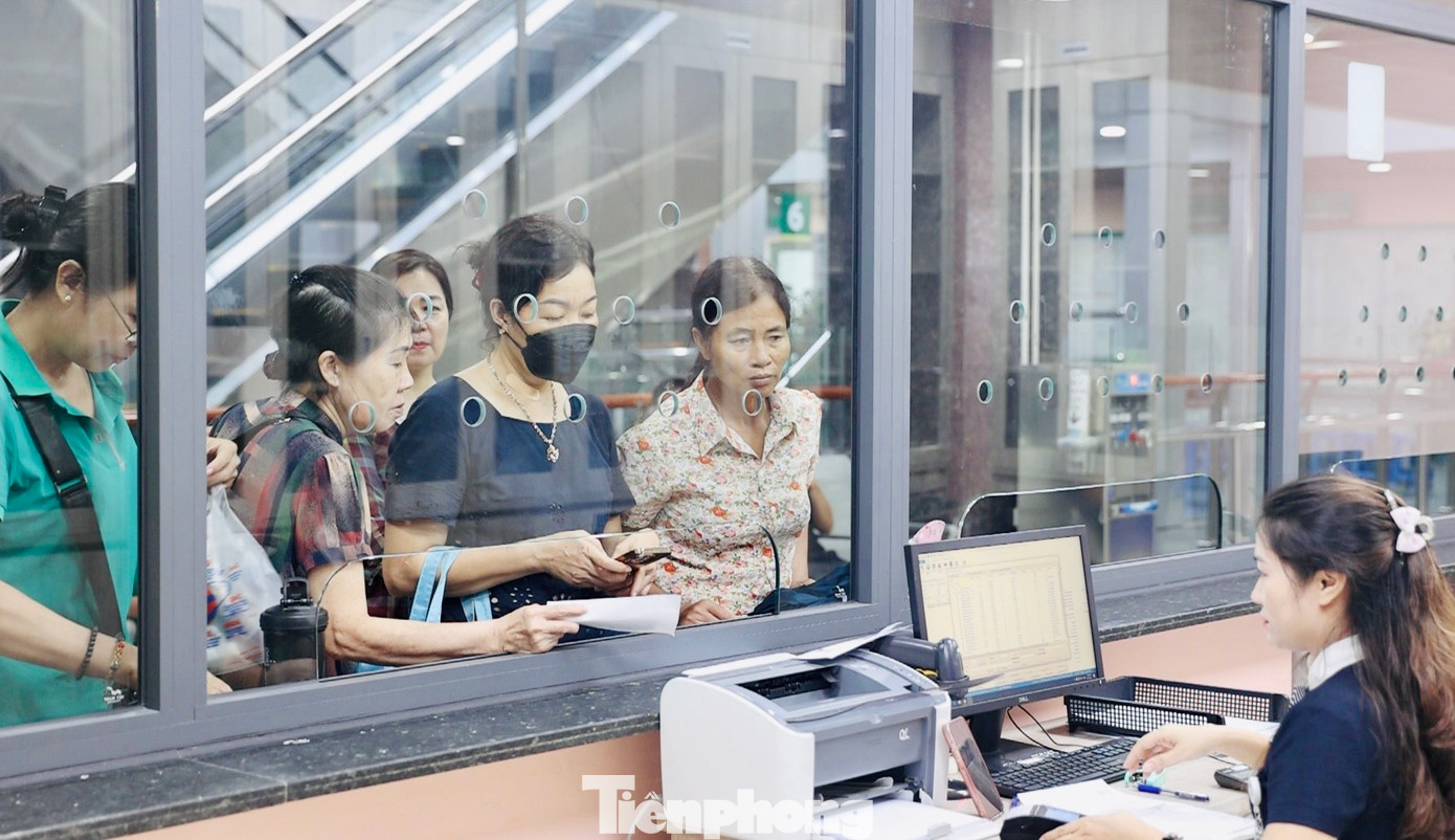 Người dân khi tới khám bệnh được nhân viên đón tiếp và hướng dẫn làm các thủ tục ngay tại sảnh tầng 1. Nhiều người sống ở Hà Nội cho biết, khám bệnh trong khung giờ này mang lại nhiều thuận lợi hơn, không ảnh hưởng tới công việc hàng ngày và cũng tránh được cảnh xếp hàng đông đúc.