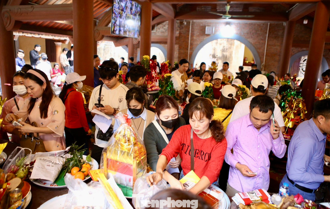 Ngày vía Thần tài 2024 (mùng 10 tháng Giêng), người dân nườm nượp đến dâng lễ, xin lộc.