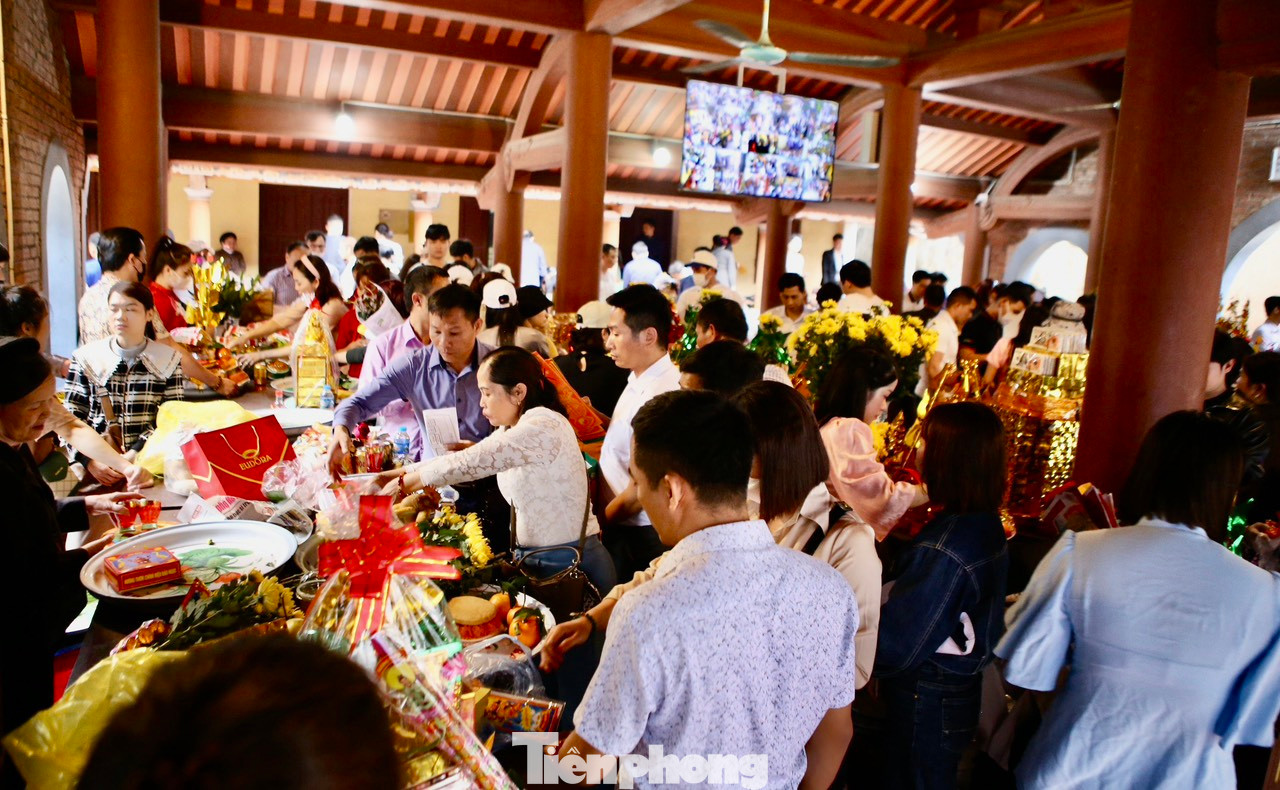 Ngày vía Thần tài 2024 (mùng 10 tháng Giêng), người dân nườm nượp đến dâng lễ, xin lộc.