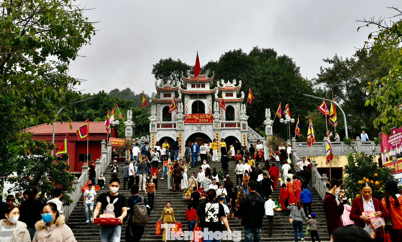 Đền Bà Chúa Kho là đền thờ Mẫu nằm lưng chừng núi Kho, thuộc phường Vũ Ninh, TP. Bắc Ninh. Ngôi đền từ lâu được người dân truyền tai nhau là nơi linh thiêng để đi "vay tiền", xin lộc đầu năm.