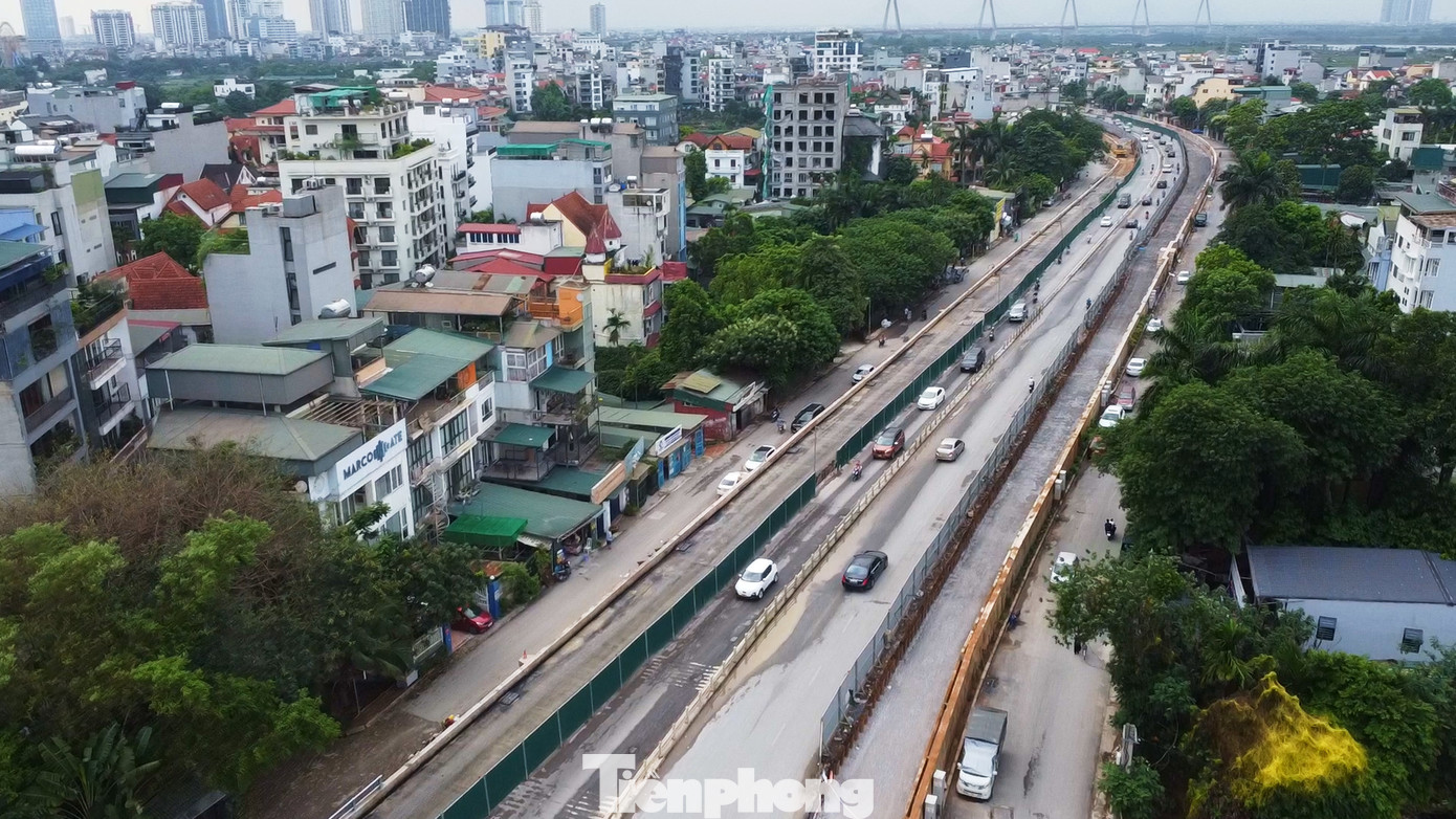 Dự án đầu tư xây dựng đồng bộ tuyến đường Âu Cơ đoạn từ lối vào khách sạn Thắng Lợi đến nút giao cầu Nhật Tân với chiều dài tuyến bổ sung khoảng 3,70 km, gồm xây dựng tường chắn bê tông cốt thép bên phải (phía đê ngoài) để thay thế một phần đê đất kết hợp với mở rộng mặt đường đê, cải tạo và chỉnh trang hệ thống đường gom dân sinh hai bên với quy mô mặt cắt ngang từ 26,5m đến 31m, trong đó mặt đường chính rộng từ 16,5m đến 21m (tương đương 4 đến 6 làn xe). Tổng mức đầu tư giai đoạn 2 là 544 tỷ đồng.