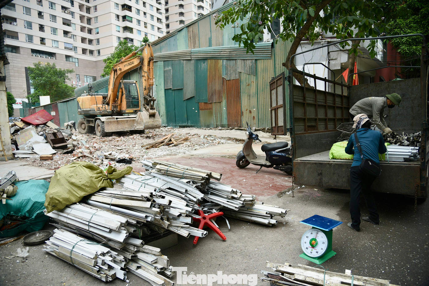 Người dân sinh sống lâu năm ở khu vực này cho biết, trước đây con ngõ này cứ nắng thì bụi bẩn bay mù mịt, còn mưa thì đường ngập ngụa bùn đất. "Chúng tôi mong muốn chính quyền sớm hoàn thành dự án để mọi người, nhất là các cháu học sinh đi lại đỡ khổ"