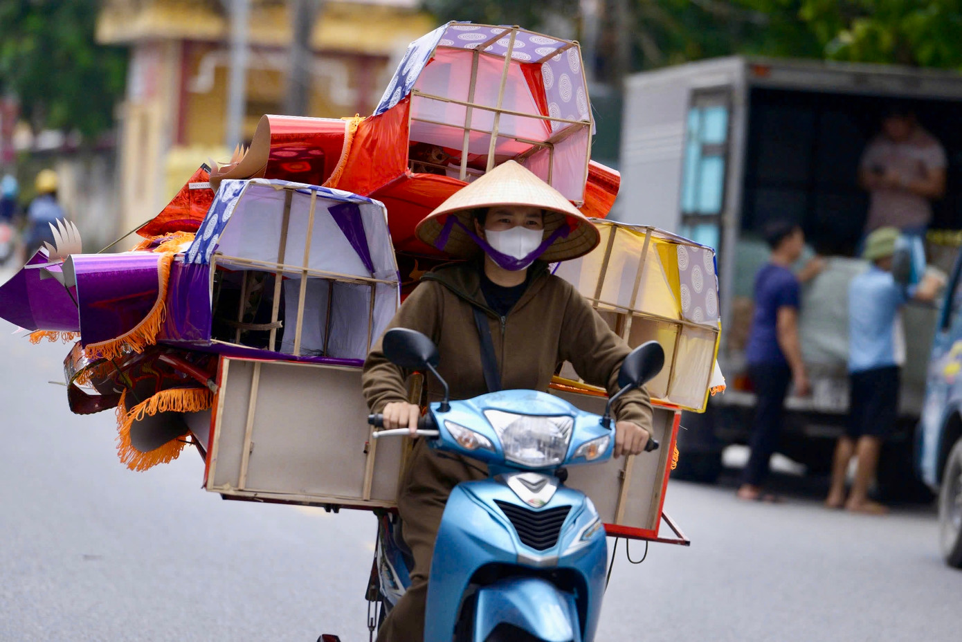 "Những năm gần đây, nhà nước và các cơ sở thờ tự kêu gọi người dân hạn chế đốt vàng mã để bảo vệ môi trường và tránh lãng phí tiền bạc nên chúng tôi chỉ sản xuất cầm chừng, các lô hàng lớn chủ yếu vào dịp Tết Nguyên đán và Rằm tháng 7", một chủ cơ sở sản xuất tên Thanh chia sẻ. "Những năm gần đây, nhà nước và các cơ sở thờ tự kêu gọi người dân hạn chế đốt vàng mã để bảo vệ môi trường và tránh lãng phí tiền bạc nên chúng tôi chỉ sản xuất cầm chừng, các lô hàng lớn chủ yếu vào dịp Tết Nguyên đán và Rằm tháng 7", một chủ cơ sở sản xuất tên Thanh chia sẻ.