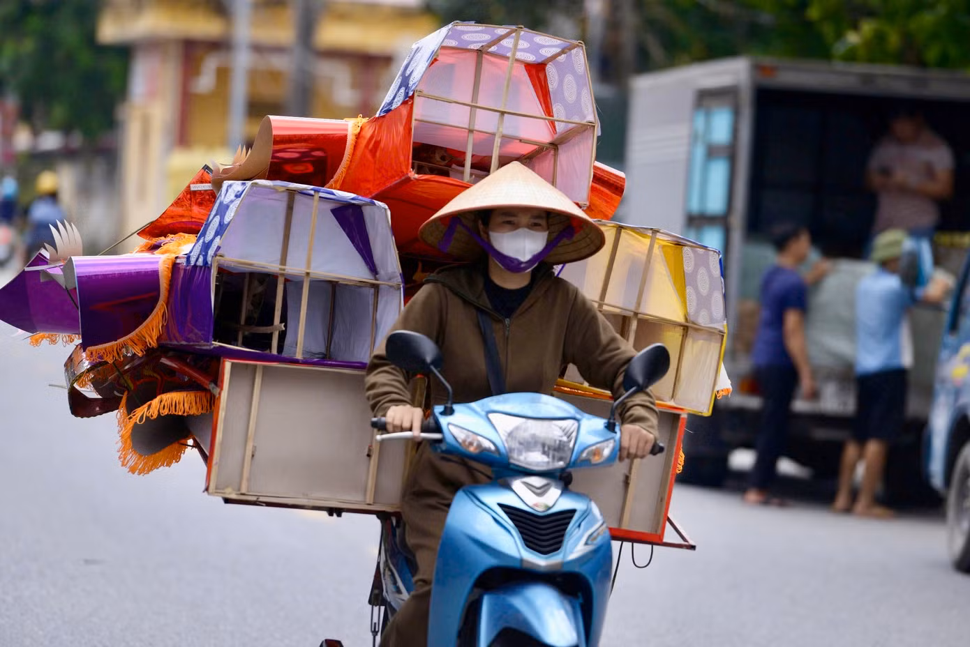 "Những năm gần đây, nhà nước và các cơ sở thờ tự kêu gọi người dân hạn chế đốt vàng mã để bảo vệ môi trường và tránh lãng phí tiền bạc nên chúng tôi chỉ sản xuất cầm chừng, các lô hàng lớn chủ yếu vào dịp Tết Nguyên đán và Rằm tháng 7", một chủ cơ sở sản xuất tên Thanh chia sẻ. "Những năm gần đây, nhà nước và các cơ sở thờ tự kêu gọi người dân hạn chế đốt vàng mã để bảo vệ môi trường và tránh lãng phí tiền bạc nên chúng tôi chỉ sản xuất cầm chừng, các lô hàng lớn chủ yếu vào dịp Tết Nguyên đán và Rằm tháng 7", một chủ cơ sở sản xuất tên Thanh chia sẻ.