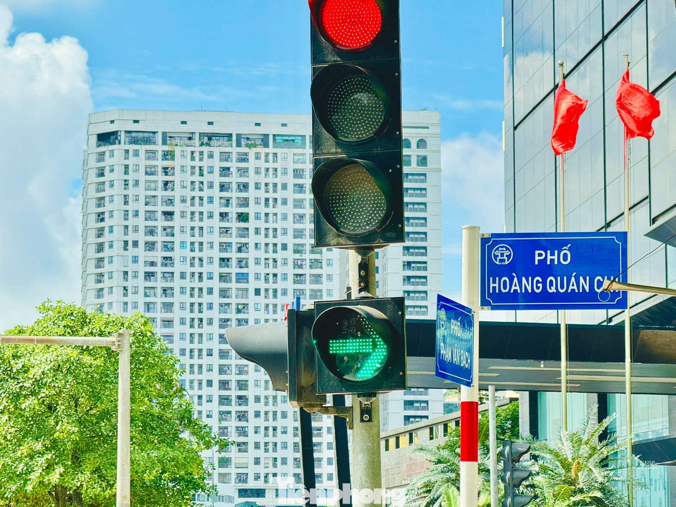 Nút giao phạm Phạm Văn Bạch - Hoàng Quán Chi và nút giao ngõ 9 đã được Sở Giao thông Vận tải Hà Nội chọn thí điểm hệ thống giao thông thông minh.